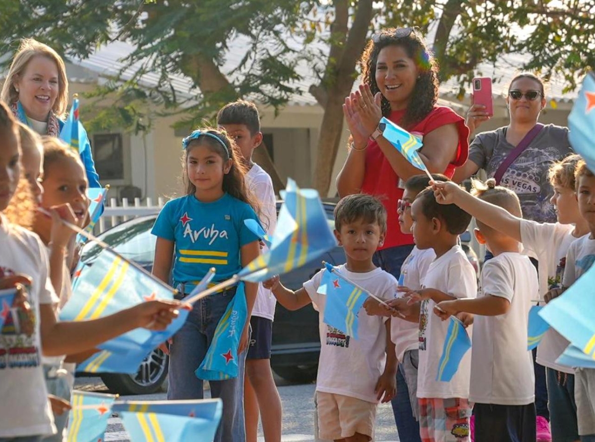 Esnan di Mon Plaisir School orguyoso di nan Himno y Bandera tambe