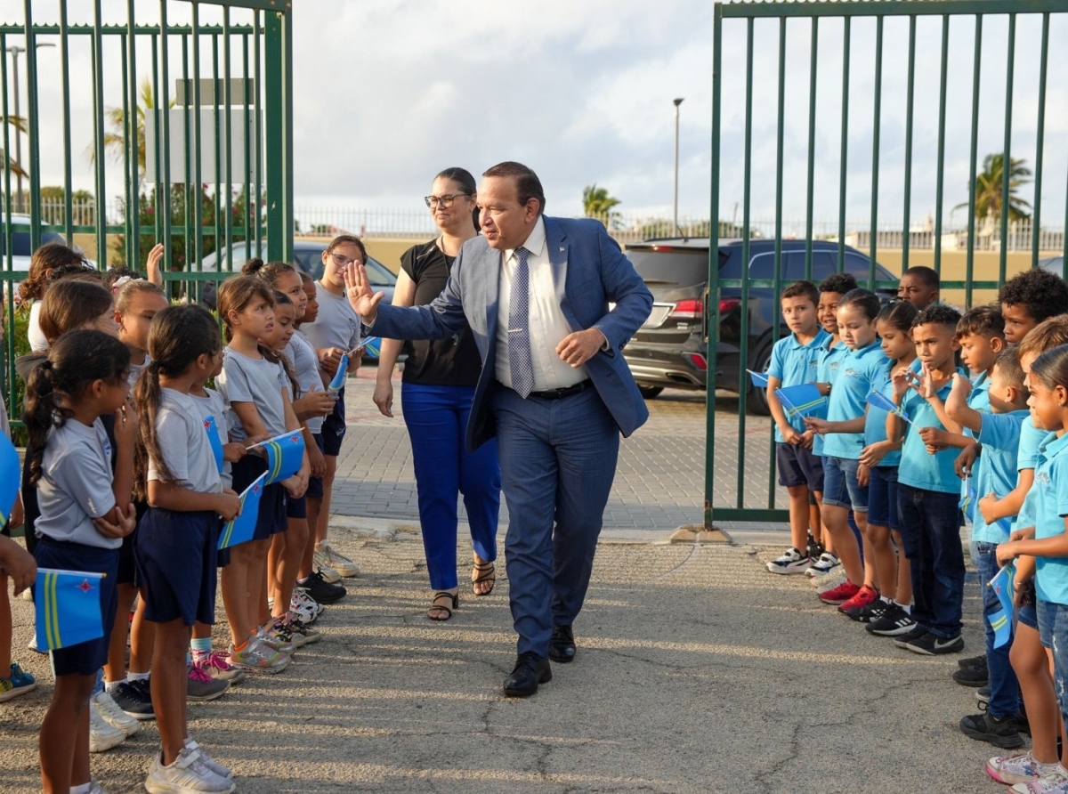 Alumnonan di Maria School a ricibi bishita di Minister Endy Croes