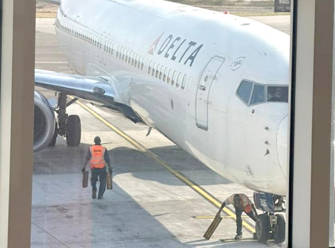 Ta un Parha a drenta den motor y ocasiona e emergencia di Delta Air Lines