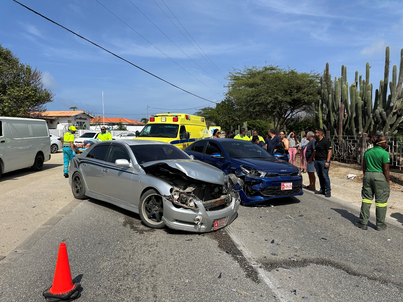 Dos herido y dos auto destrui den accidente pisa na Meiveld