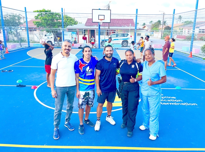 Parlamentario Alvin Molina ta orguyoso di e cancha di basketball nobo den Village