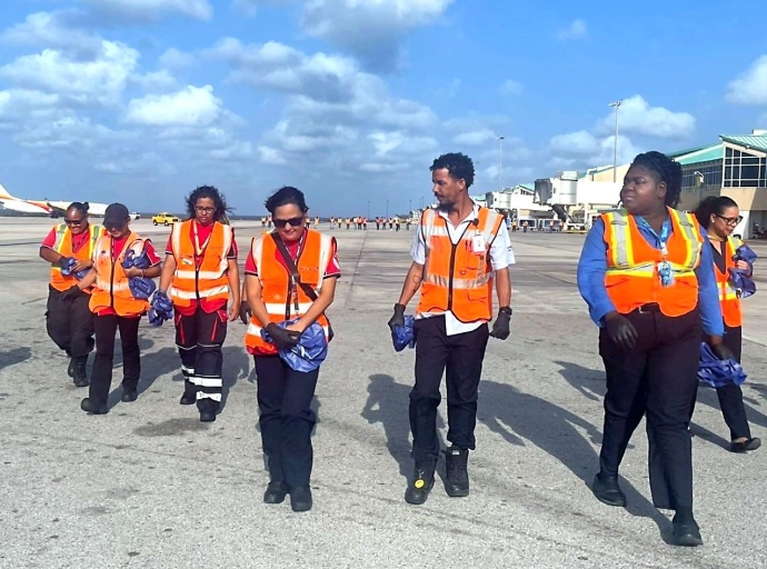 Grupo di 125 empleado a bay cana inspecciona plataforma di Aeropuerto