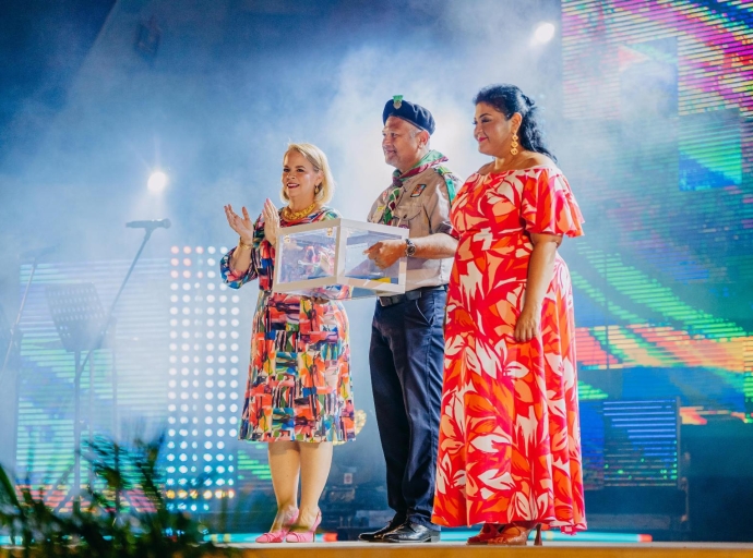 Mandatarionan a haci entrega di e bandera oficial di Aruba na Scout Aruba pa hisa durante e acto protocolar