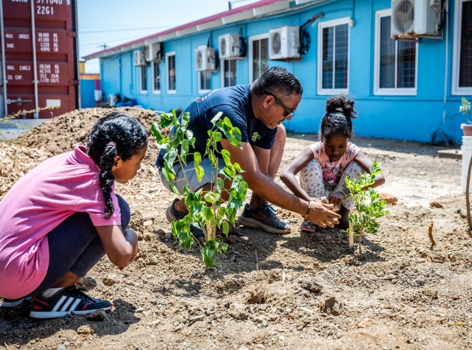 Ministro Ursell Arends impresiona cu Colegio Hilario Angela su Hardin di Alimentacion