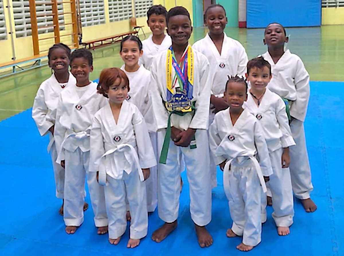 Master Eric Barry di San Nicolaas TKD Foundation ta orguyoso di su atleta