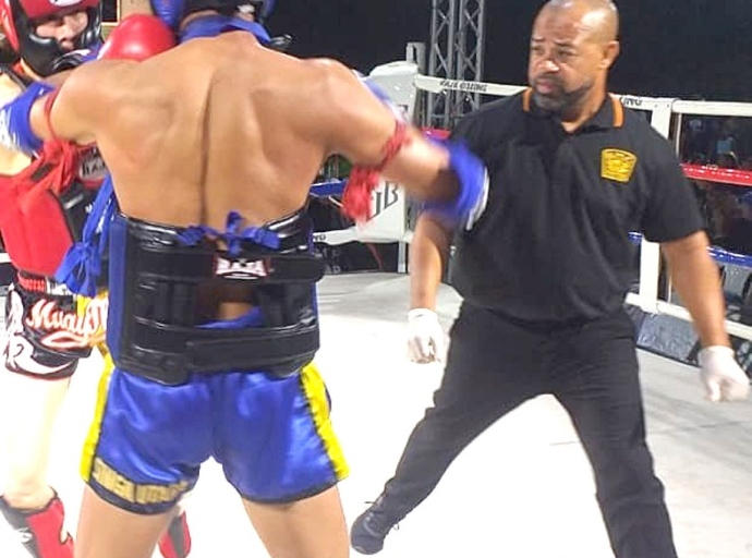 Devon Hodge di Aruba a logra bira un Referee Profesional na nivel di World Muay Thai Federation