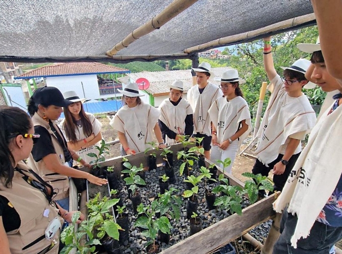 Alumnonan di Colegio Arubano bishitando hardin botanico na Colombia