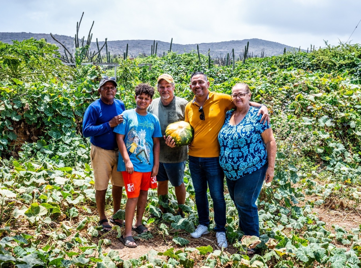 Cunucu na Sabanilla Abao cu un cosecha basta rico na fruta y berdura