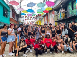Grupo di Colegio Arubano na Colombia a enfrenta team local di futbol tambe