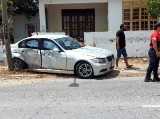 Auto a ranca palo di luz y despues causa mas destruccion den Caya Betico Croes