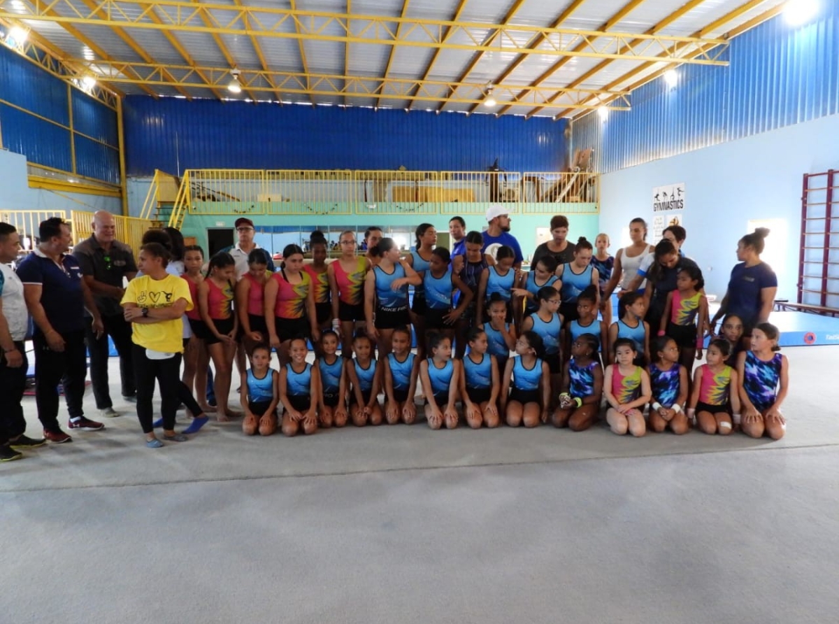 Entrenador Olimpico di Gymnasia ta na Aruba pa 'training camp' cu Federacion Gymnastico Arubano