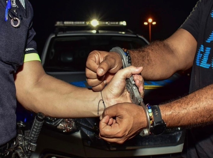 Polis a gara automobilista cu diferente tipo di droga den su vehiculo