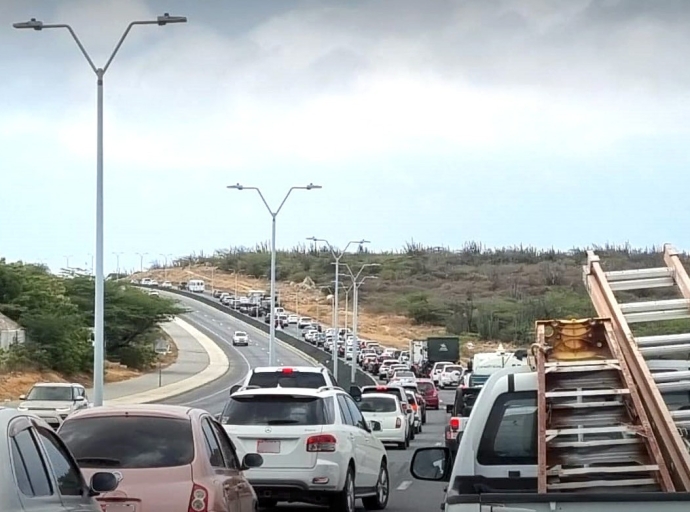 Automobilistanan basta rato pega riba WVB Boulevard