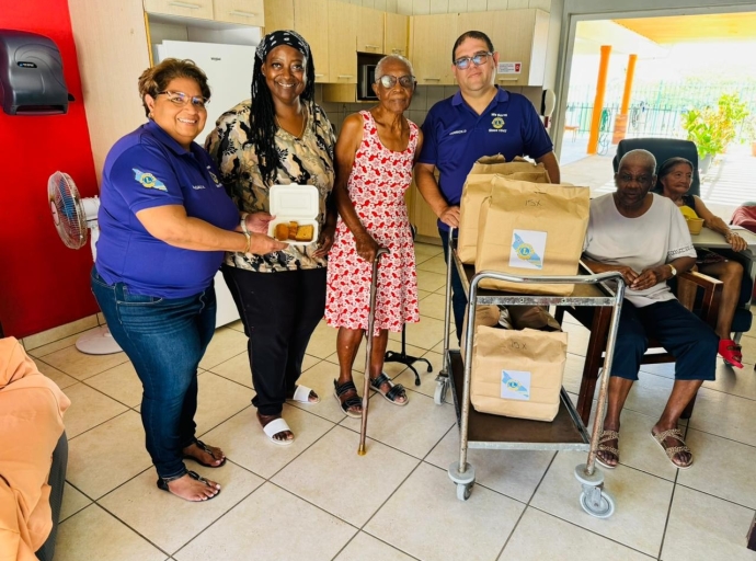 Aruba Lions Club su Smile Mobile poniendo sonrisa riba cara di nos grandinan