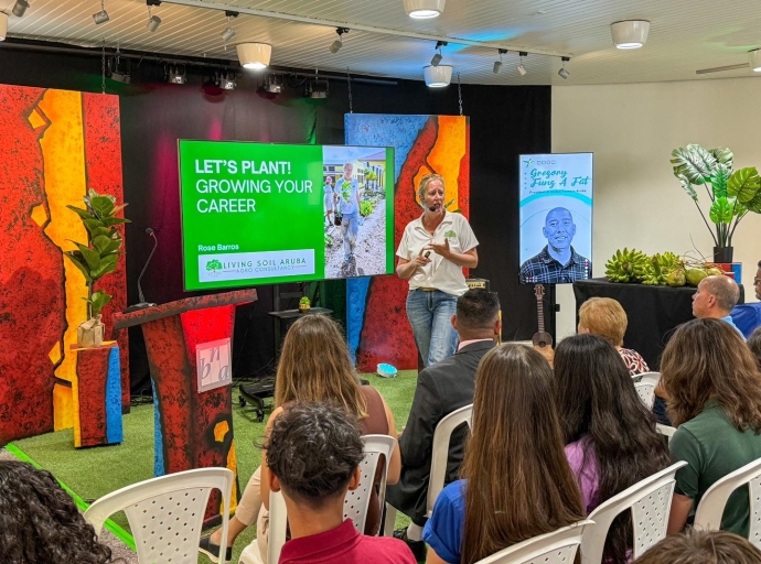 Alumnonan di Mon Plaisir College a participa na simposio di educacion sostenibel