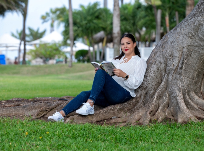 Laura Langerak a bira empleado superior di Aruba Bank