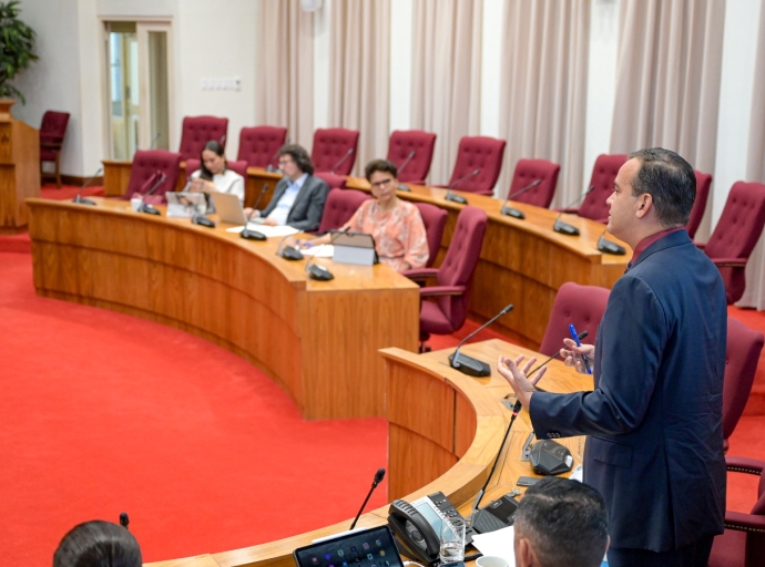 Minister Geoffrey Wever a presenta esfuersonan pa stimula Agricultura Comercial na Parlamento