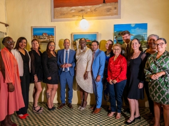 Ministro Dangui Oduber a felicita Swinda Dumfries cu su Condecoracion Real