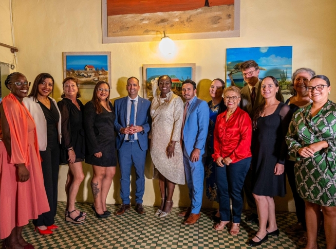 Ministro Dangui Oduber a felicita Swinda Dumfries cu su Condecoracion Real