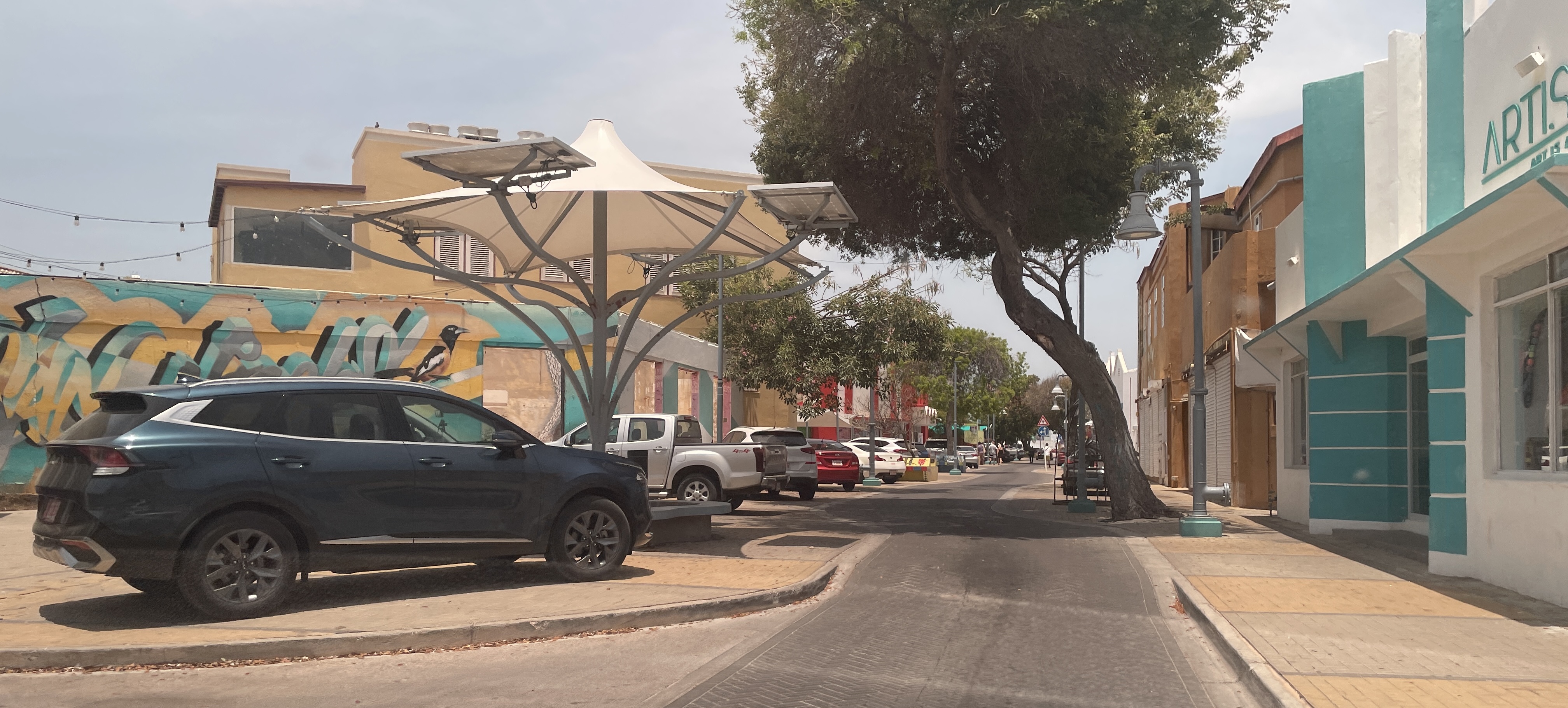 Hopi auto ariba acera na San Nicolas ta un atentado contra e seguridad di e peaton