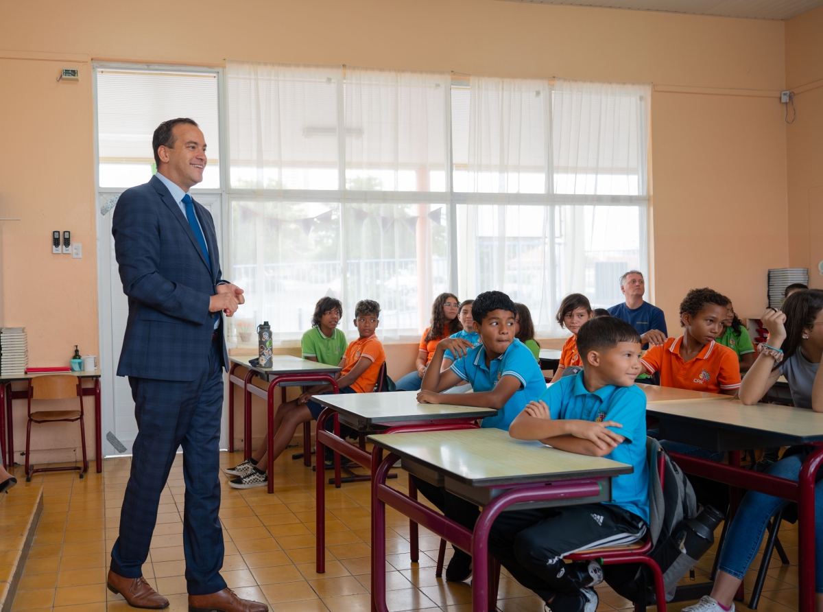 Minister Geoffrey Wever a duna presentacion di desaroyo sostenibel na Colegio Pastoor Kranwinkel