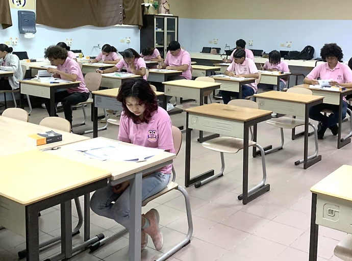 Alumnonan di Colegio San Augustin cu yen animo den examen