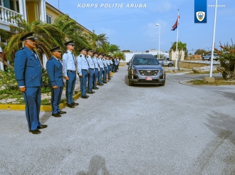 Cuerpo Policial a bisa ayo na recien fayeci oficial Glenn de Windt