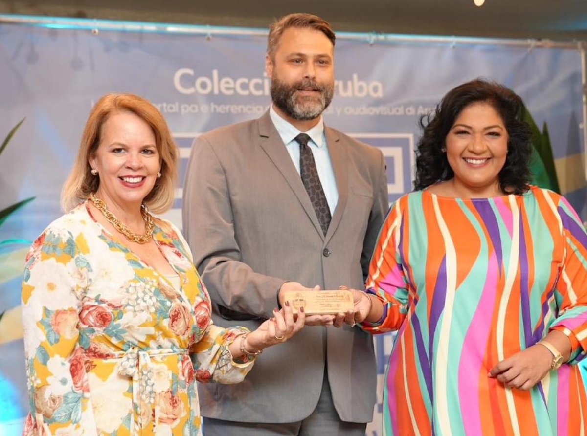 Minister di Cultura ta felicita Peter Scholing cu e reconocimento como “Caribbean Information Professional of the Year”