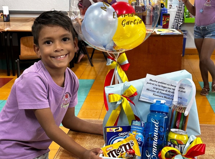 A entrega premio na e ganadornan di Competencia Escolar di Fotografia