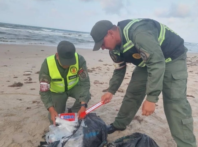 Riba di 325 paki di cocaina cu mesun logo a wordo confisca na estado Falcon