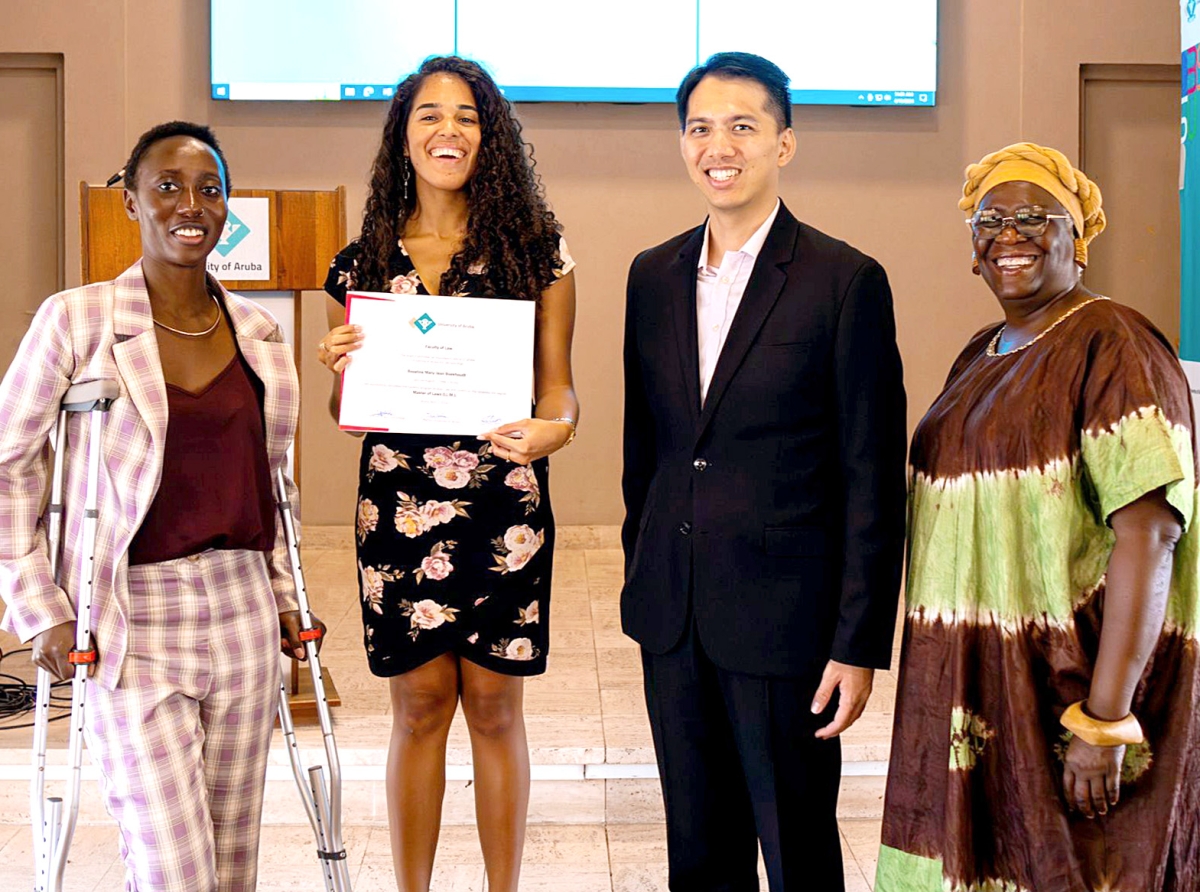 Graduacion di Rozeline Boekhoudt como Meester in de Rechten na Universidad di Aruba