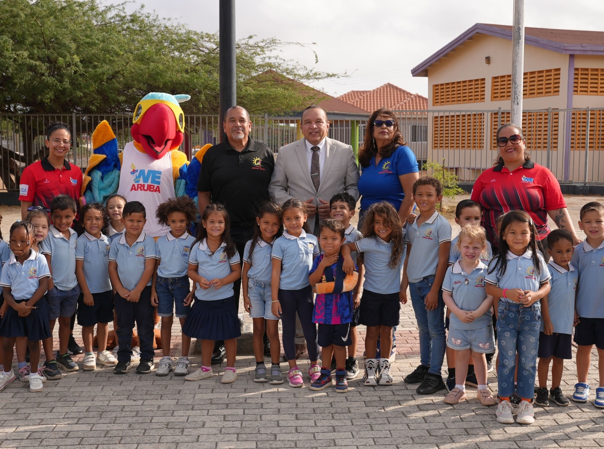 Mascota Wiwi a bay anima alumnonan di Colegio Conrado Coronel