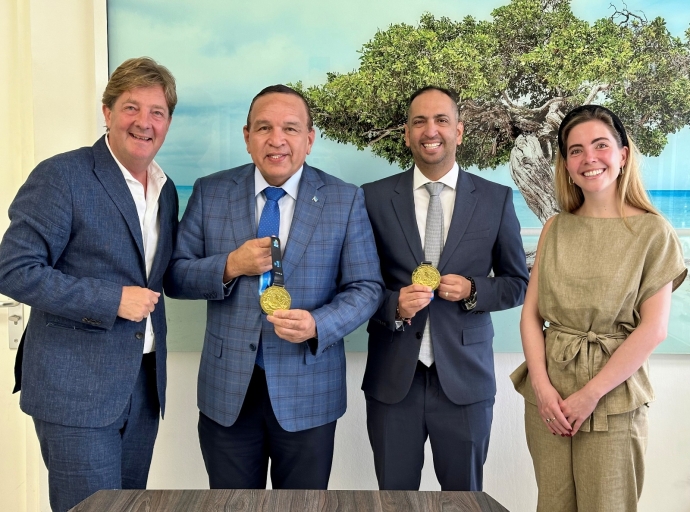 Ministronan Oduber y Croes a ricibi e prome medayanan di KLM Aruba Marathon 2024