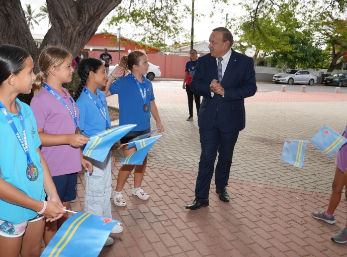 Mon Plaisir School a ricibi bishita di Minister Croes y Mascota Wiwi