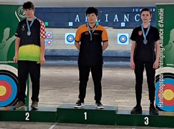 Xander Vrieswijk titula campeon di Hulanda pa deporte di arco y flecha