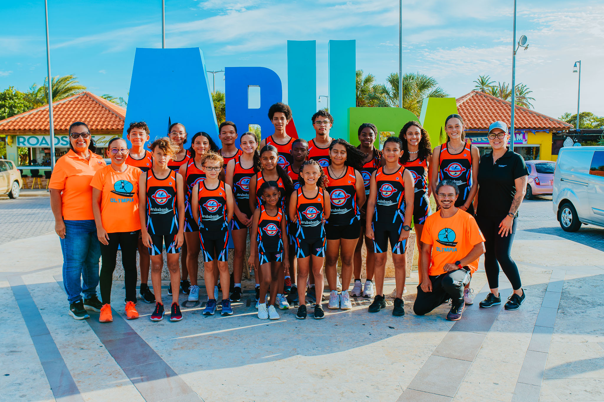 Aruba Bank ta sponsor “track suits” pa Olympia Track & Field Club