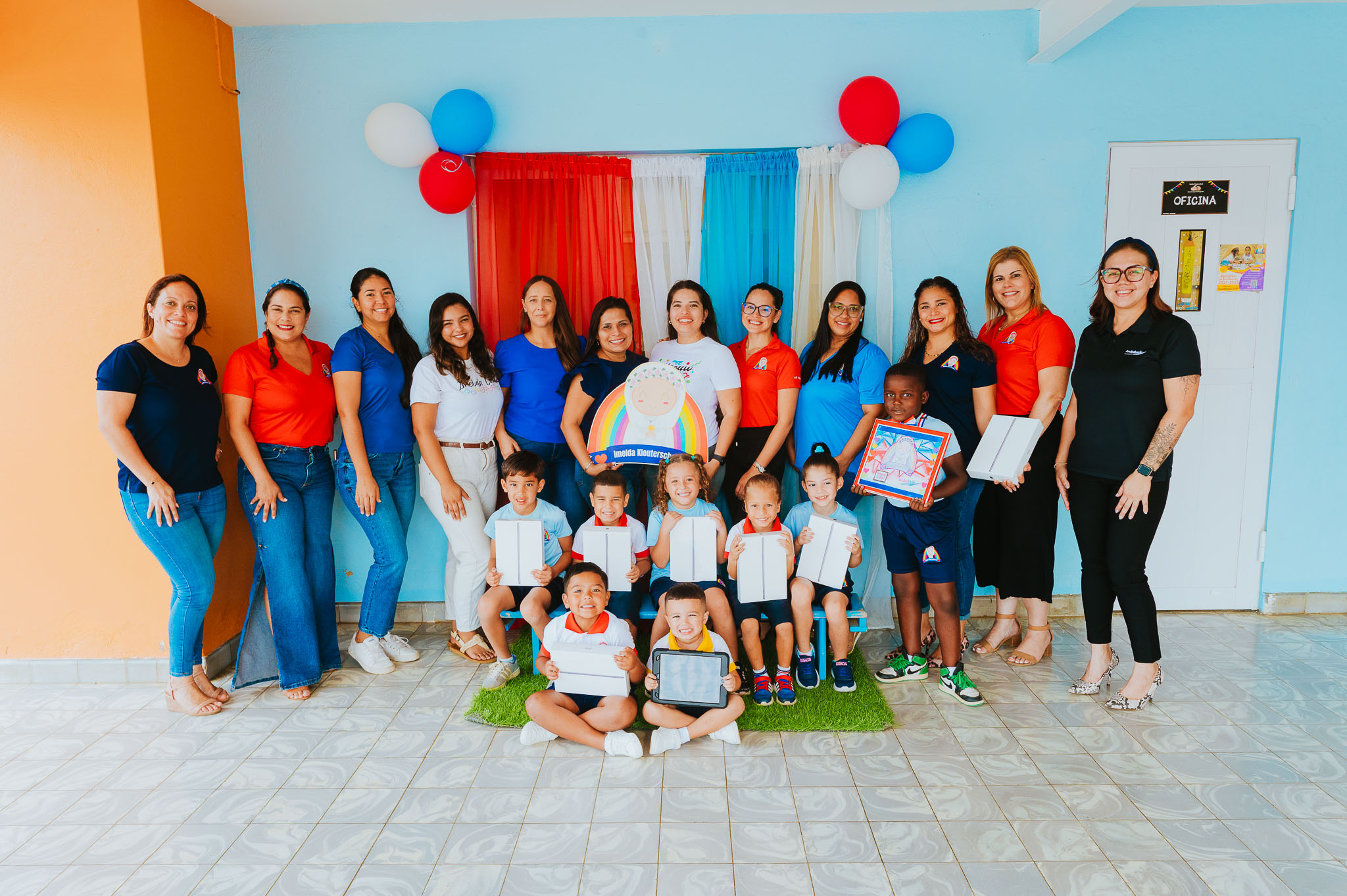 Aruba Bank ta duna apoyo na educacion cu iPads pa Imelda Kleuterschool