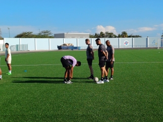 Jeon y Minister Endy Croes a train cu Seleccion Nacional di Aruba