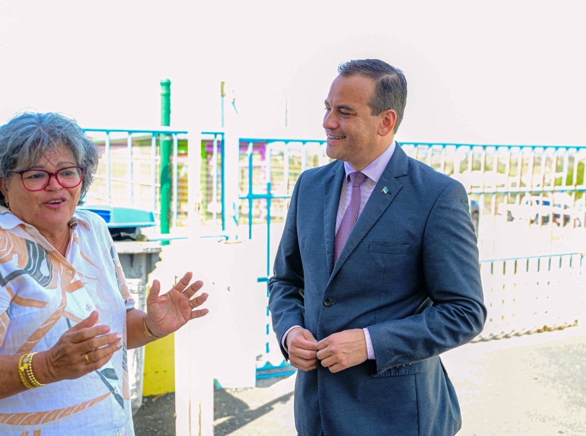 Minister Wever a duna presentacion di Sustainable Development Goals na alumnonan di Colegio Laura Wernet-Paskel