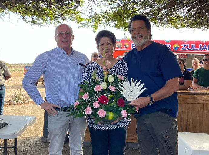 Dr. Koos Veel y señora Mena Kelly a celebra 40 aña di servicio na Royal Aruba Aloe