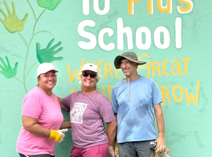 Pareha turista a usa GoogleMaps pa yega Pius X School pa yuda nan hardin di fruta y berdura