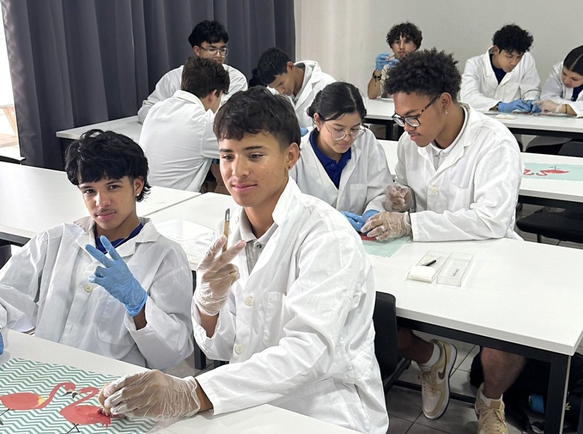 Alumnonan a bay analisa oreanan di porco durante les Biologie