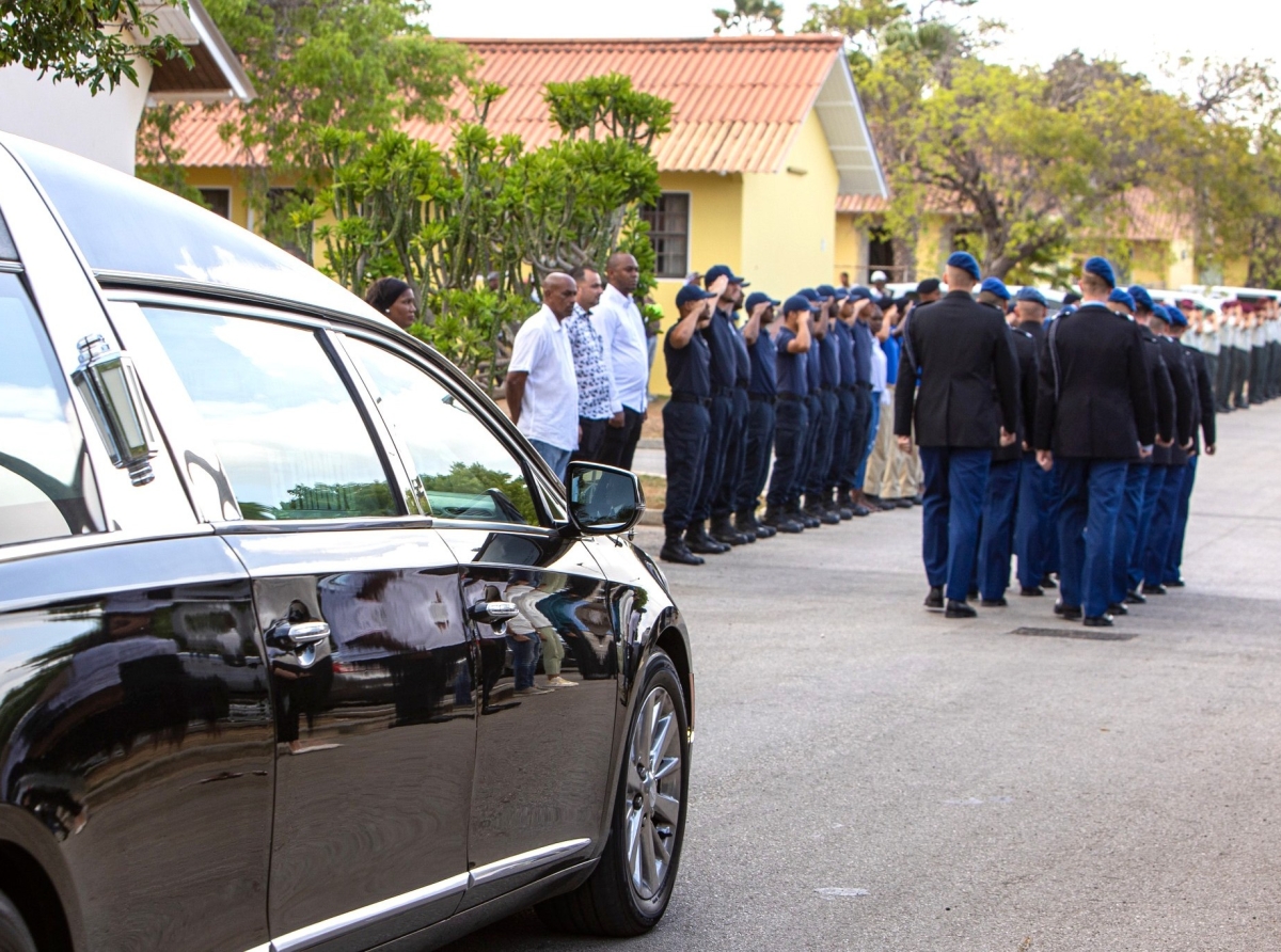 Militarnan cu honor a tuma despedida di oficial di Marechaussee