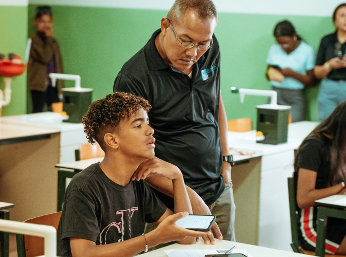 Muchanan y alumnonan di SKOA ta ricibi un educacion completo cu ta prepara nan pa futuro