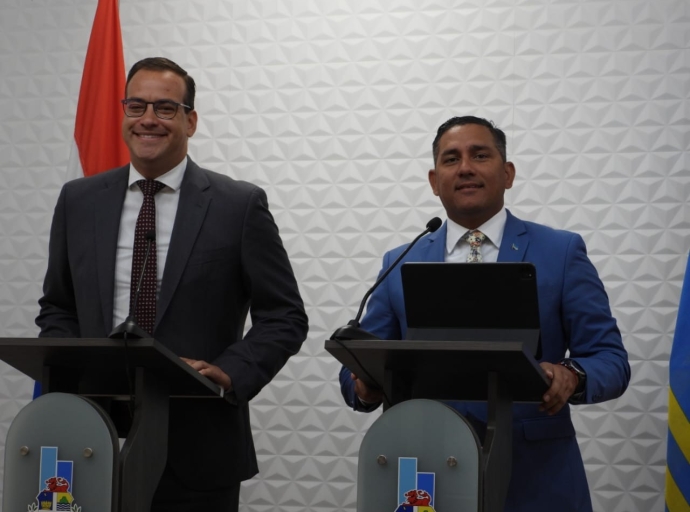 Minister Ursell Arends cu splicacion amplio ariba maneho di Sector Primario