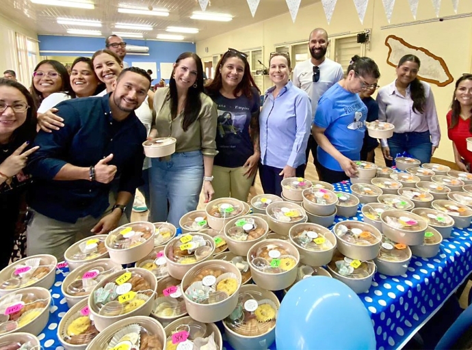 Key Club Colegio Arubano a treat nan docentenan