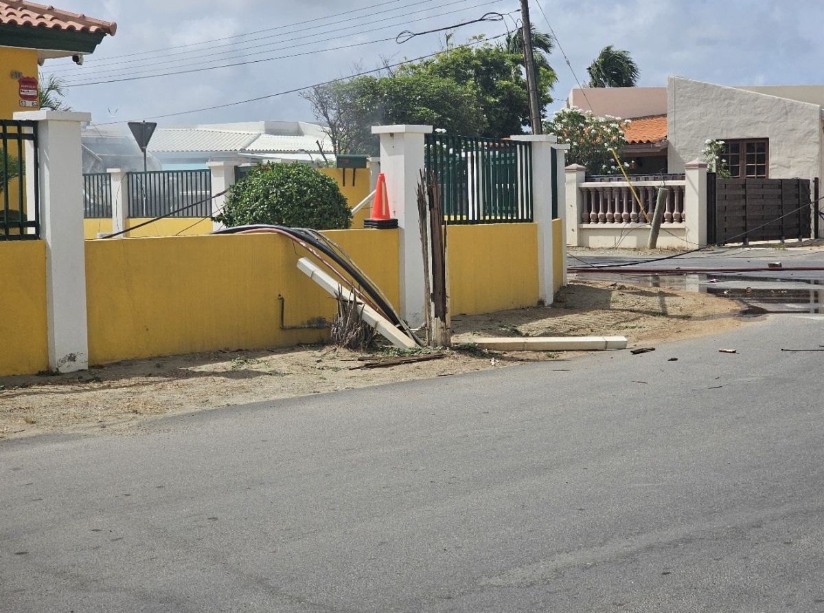 Truck di Serlimar a ranca waya di coriente haciendo daño na casnan