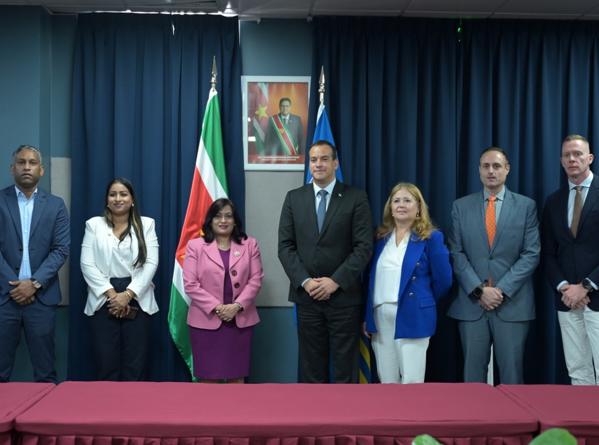 Ministro Geoffrey Wever a start e mision comercial na Suriname