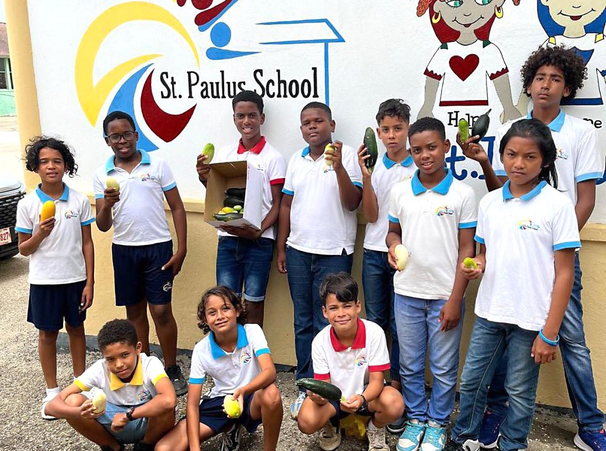 Mira con bunita e hardin di alimentacion a bira na St. Paulus School