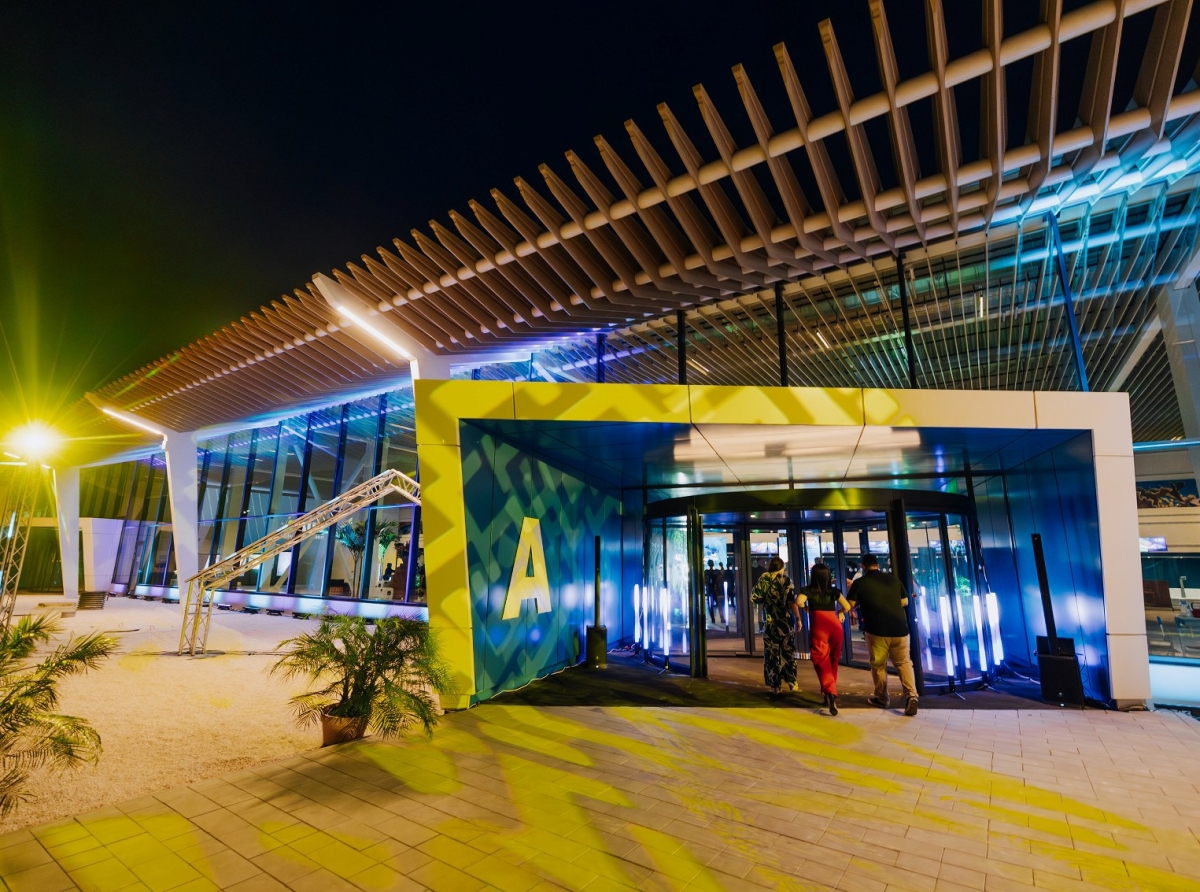 Aeropuerto Internacional Reina Beatrix ta na caminda pa revoluciona e experiencia di biahe